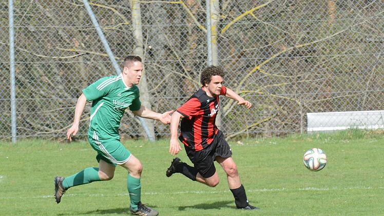 Obereschenbach dreht das Spiel in Stangenroth. Alexander Desch (rechts) schießt das entscheidende Tor zum 2:1-Erfolg.ssp