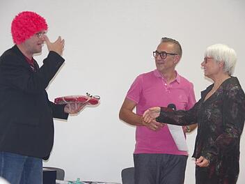 Thomas Hauptmann (links) und Joachim Feulner bedachten Anita Neder mit originellen Geschenken.Heike Schülein