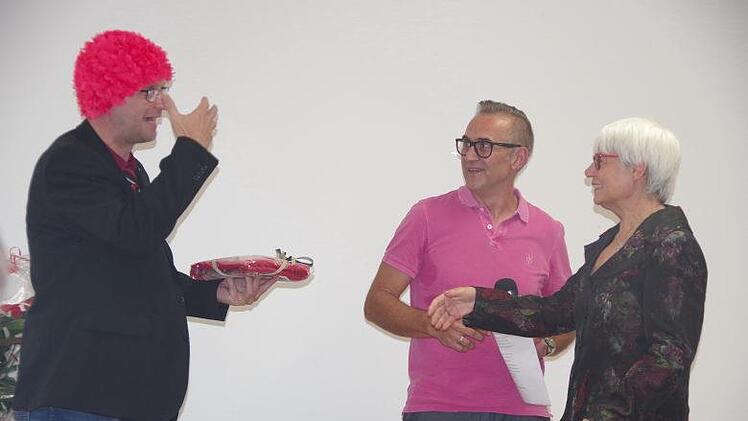 Thomas Hauptmann (links) und Joachim Feulner bedachten Anita Neder mit originellen Geschenken.Heike Schülein