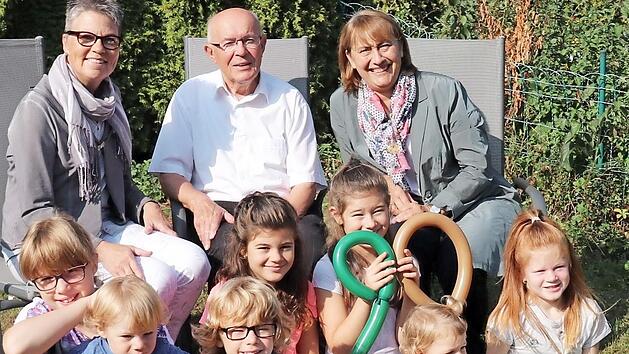 Im Kreis seiner Familie feierte Peter Heumann 90. Geburtstag. Adelsdorfs Zweite B&uuml;rgermeisterin Jutta K&ouml;hler und stellvertretende Landr&auml;tin Gabriele Klau&szlig;ner gratulierten. Foto: Johanna Blum