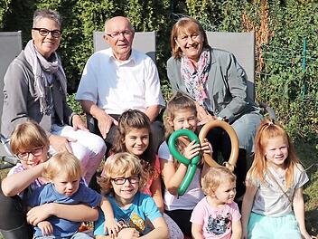 Im Kreis seiner Familie feierte Peter Heumann 90. Geburtstag. Adelsdorfs Zweite Bürgermeisterin Jutta Köhler und stellvertretende Landrätin Gabriele Klaußner gratulierten. Foto: Johanna Blum