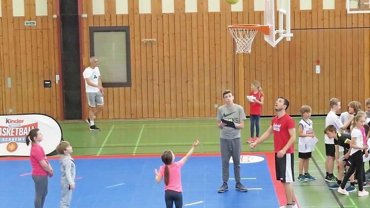 Der erste Wurf der Schülerin geht nur knapp neben den Korb, notiert Luca Bornschlegel. Den Ball fängt Johannes Schoger. Foto: Monika Schütz