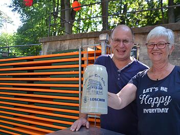 Renate Maier und Jürgen Salomon freuen sich auf die Kerwa mit neuem Bier.