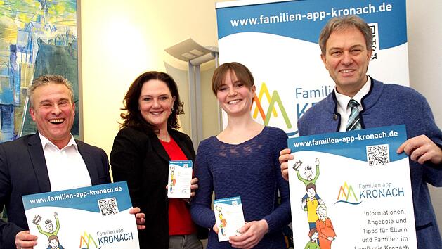 Stefan Schramm, Michaela Schneider, Franziska Neumann und Landrat Klaus Löffler (v. l.) sind stolz auf die Familien-App. Foto: Marco Meißner