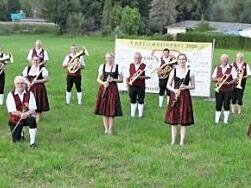 In diesem Jahr wird die Blasmusik Kraisdorf 50 Jahre alt. Unser Bild zeigt die Musikanten mit dem Banner zum Jubiläum, das seit einem Jahr am Platz des Bürgerzentrums steht. Links ist Vorsitzender Herbert Schönmann und in der Mitte (knieend) der Dirgent der Blaskapelle, Gerhard Eller.  Foto: Simon Albrecht