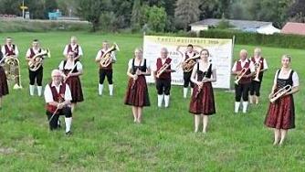 In diesem Jahr wird die Blasmusik Kraisdorf 50 Jahre alt. Unser Bild zeigt die Musikanten mit dem Banner zum Jubiläum, das seit einem Jahr am Platz des Bürgerzentrums steht. Links ist Vorsitzender Herbert Schönmann und in der Mitte (knieend) der Dirgent der Blaskapelle, Gerhard Eller.  Foto: Simon Albrecht