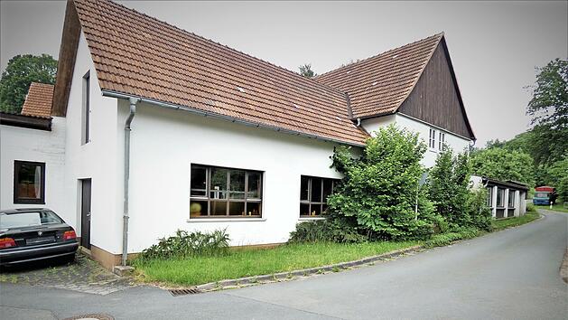 Die Zufahrt &uuml;ber die &ouml;ffentliche Innerortsstra&szlig;e M&uuml;hlbach ist die derzeit einzig vertretbare Anbindung f&uuml;r den landwirtschaftlichen Verkehr in die Rangenortschaften. Bei der Engstelle (unser Bild) will sich die Gemeinde K&ouml;dnitz allerdings noch um eine Verbesserung bem&uuml;hen.