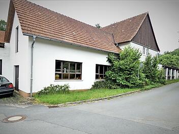 Die Zufahrt über die öffentliche Innerortsstraße Mühlbach ist die derzeit einzig vertretbare Anbindung für den landwirtschaftlichen Verkehr in die Rangenortschaften. Bei der Engstelle (unser Bild) will sich die Gemeinde Ködnitz allerdings noch um eine Verbesserung bemühen.