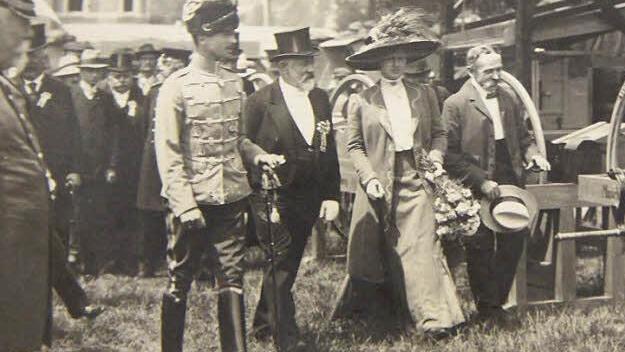 Landwirtschaftsausstellung in Coburg 1910: Andreas Flocken (mit Zylinder) führt Herzog Carl-Eduard (links) an seinen Stand.