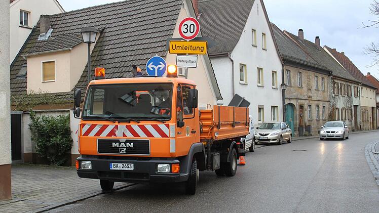 Eigentlich sollten Straßen gesperrt werden. Die Schilder wurden rasch wieder abtransportiert.Foto: Anette Schreiber
