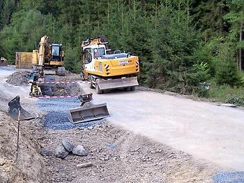 Am 4. Oktober soll damit begonnen werden, die letzten Asphaltschichten auf die Kreisstraße 3 aufzutragen. Ende des Monats soll die Vollsperrung dann der Vergangenheit angehören.  Foto: Privat