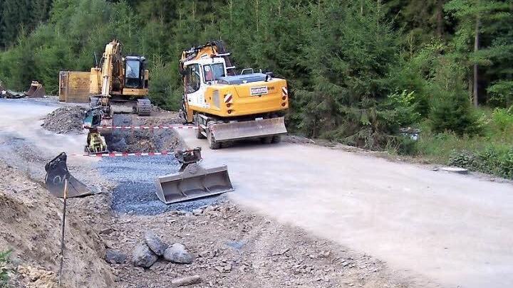 Am 4. Oktober soll damit begonnen werden, die letzten Asphaltschichten auf die Kreisstraße 3 aufzutragen. Ende des Monats soll die Vollsperrung dann der Vergangenheit angehören.  Foto: Privat
