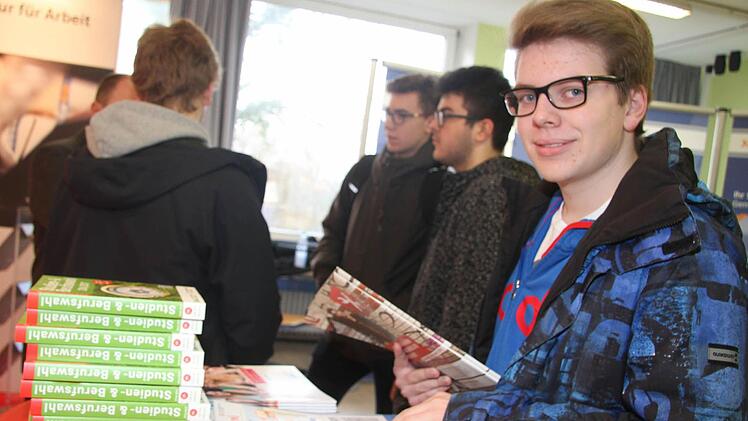 Jonas Topp (16) schaute sich am Stand der Bundesagentur für Arbeit um, er hat noch keine konkrete Job-Idee, würde sich aber für den Bereich Moderation beim Radio oder Marktforschung interessieren. Foto: Sonny Adam