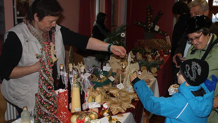 Auch in Presseck feiert man den Weihnachtsmarkt (10. Dezember, 11 Uhr).