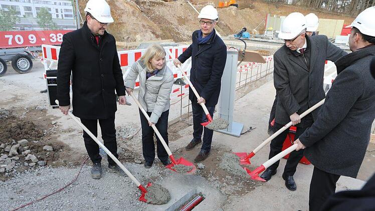 Gesellschafterin Barbara Schultheiß (2.v.l.) hat zusammen mit Oberbürgermeister Uwe Kirschstein (3.v.l.) und Martin Heyn (4.v.l.), Vorstandsvorsitzender der Schultheiss Wohnbau AG, den Grundstein für das Hornschuch-Quartier in Forchheim gelegt. Fotos: Barbara Herbst