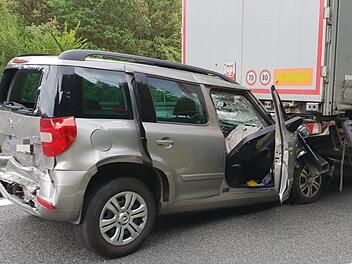 Auf der A6 zwischen Neuendettelsau und Schwabach-West wurde ein Skoda unter einen Lkw geschoben. News 5/Fechner