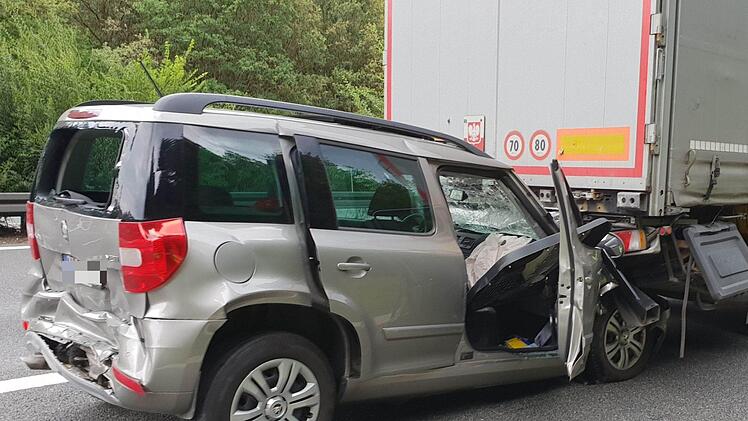 Auf der A6 zwischen Neuendettelsau und Schwabach-West wurde ein Skoda unter einen Lkw geschoben. News 5/Fechner