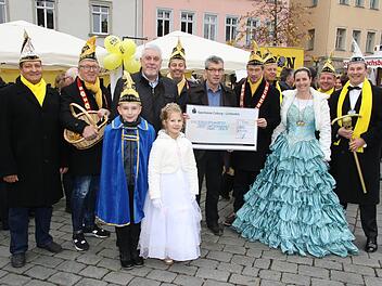 ie Coburger Narrhalla unterstützt mit einer Spende in Höhe von 1 111 Euro das Projekt "Medienkompetenztraining für Senioren" des Caritas-Quartiersstützpunktes Creidlitz. Foto: Wolfgang Desombre