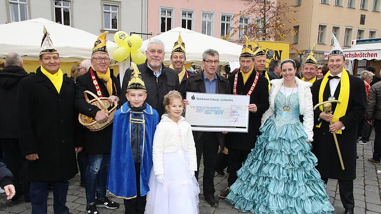 ie Coburger Narrhalla unterstützt mit einer Spende in Höhe von 1 111 Euro das Projekt "Medienkompetenztraining für Senioren" des Caritas-Quartiersstützpunktes Creidlitz. Foto: Wolfgang Desombre