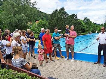Thorsten Glauber (r.) beim Besuch im Freibad Egloffstein  Foto: PR