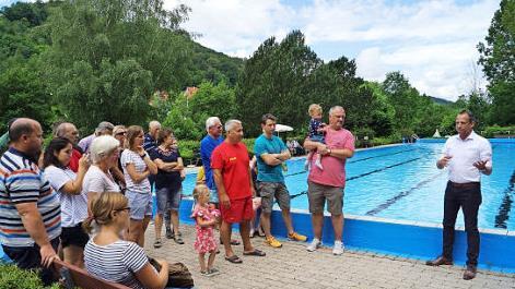 Thorsten Glauber (r.) beim Besuch im Freibad Egloffstein  Foto: PR