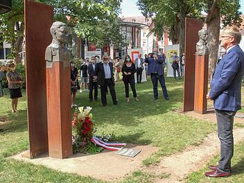 Oberbürgermeister Andres Starke vor der Stele von Graf Stauffenberg im Harmoniegarten Foto: Joseph Beck