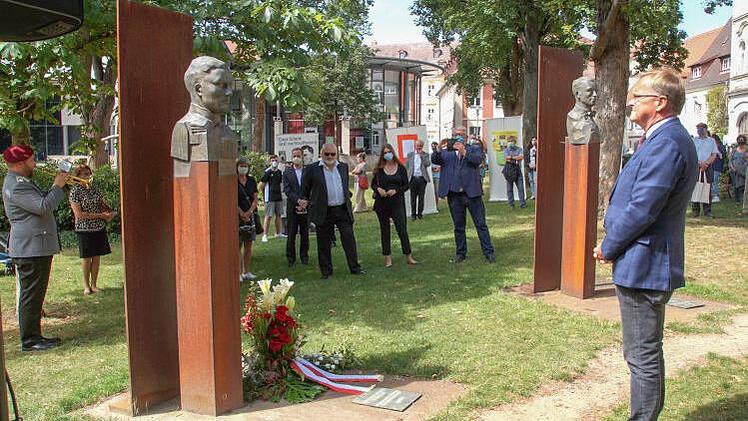 Oberbürgermeister Andres Starke vor der Stele von Graf Stauffenberg im Harmoniegarten Foto: Joseph Beck