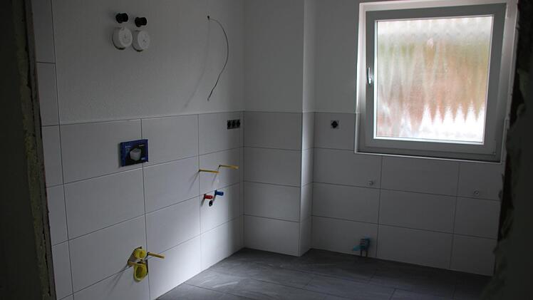 So sehen die Bäder im neuen Wohnblock aus: mit Dusche, aber ohne Badewanne. Foto: Ulrike Müller
