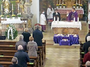 Pfarrer Marianus Schramm und Pfarrerin Kerstin Kowalski gedachten der Toten der Weltkriege anlässlich des Volkstrauertages in der Litzendorfer St. Wenzeslauskirche. Foto: Joseph Beck