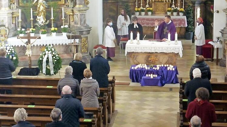 Pfarrer Marianus Schramm und Pfarrerin Kerstin Kowalski gedachten der Toten der Weltkriege anlässlich des Volkstrauertages in der Litzendorfer St. Wenzeslauskirche. Foto: Joseph Beck