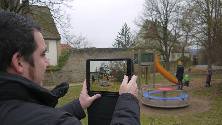 Der Bürgermeister hat die Sache im Blick: Maximilian Neeb  setzt darauf, dass sie Stadt Seßlach heuer dazu in der Lage ist, sich nicht nur auf Pflichtaufgaben zu beschränken. Ein neugestalteter Spielplatz direkt neben der Stadtmauer wäre so ein Projekt, das unter dem Ansatz "freiwillige Leistungen" läuft.