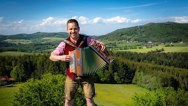 Stimmung bringt Adrian Kehr, Inhaber von Rhön Harmonika, vom 12. bis 14. August  nach Poppenhausen in der Rhön.