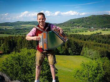 Stimmung bringt Adrian Kehr, Inhaber von Rhön Harmonika, vom 12. bis 14. August  nach Poppenhausen in der Rhön.