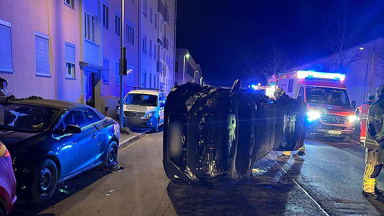 Bamberg: Auto liegt auf der Seite - Insassen konnten sich zunächst nicht befreien