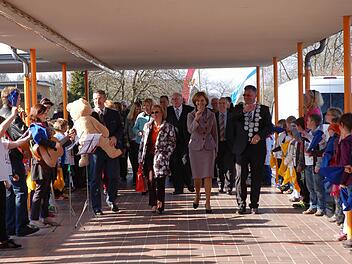 Kinder der Grundschule Mönchröden begrüßen Karin Seehofer und die Ehrengäste der Einweihung der neuen Kita. Fotos: Rainer Lutz