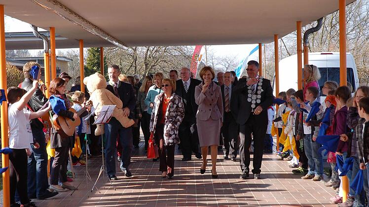 Kinder der Grundschule Mönchröden begrüßen Karin Seehofer und die Ehrengäste der Einweihung der neuen Kita. Fotos: Rainer Lutz