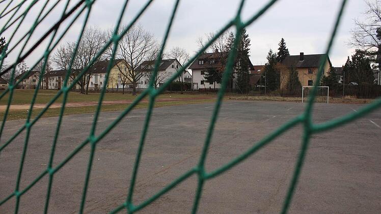 Fischkal plädiert dafür, die notwendigen Sportanlagen auf dem Pausenhofgelände der Schule zu bauen.