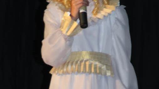 Das Marktleugaster Christkind Selina Rausch bei seinem Prolog.