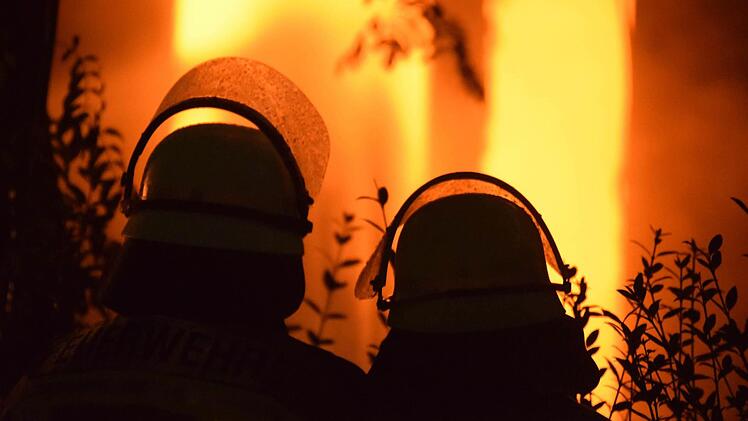 Ein Großaufgebot der Feuerwehr konnte den Scheunenbrand unter Kontrolle bringen. Symbolfoto: Ronald Rinklef