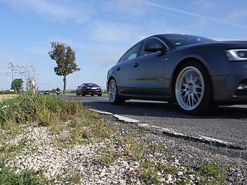 Sanierung muss warten: Die Staatsstraße 2205 bei Beiersdorf ist in einem schlechten Zustand, wird aber erst im kommenden Jahr saniert. Foto: Berthold Köhler