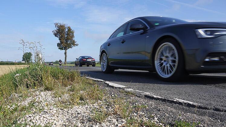 Sanierung muss warten: Die Staatsstraße 2205 bei Beiersdorf ist in einem schlechten Zustand, wird aber erst im kommenden Jahr saniert. Foto: Berthold Köhler