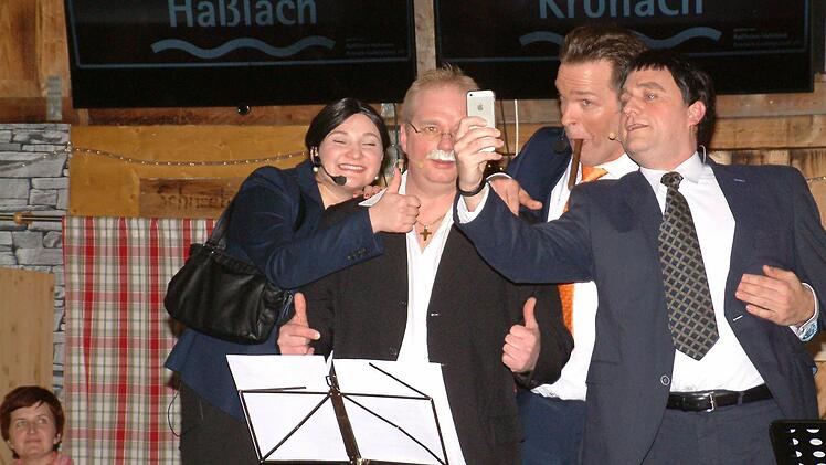 Der Facebook-Minister und Selfie-Anhänger "Markus Söder" im Einsatz. Von links: Tina-Christin Rüger, Martin Bittruf, Philip Marr und Initiator Martin Panzer.