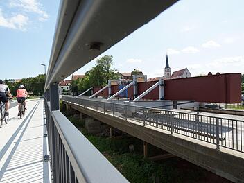 Der Stahlträger ist das imposanteste Element der Versuchsanordnung auf der alten Saalebrücke. Foto: Arkadius Guzy