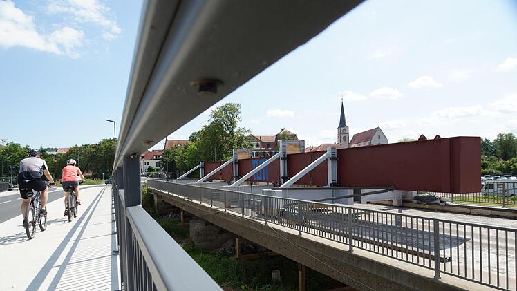 Der Stahlträger ist das imposanteste Element der Versuchsanordnung auf der alten Saalebrücke. Foto: Arkadius Guzy