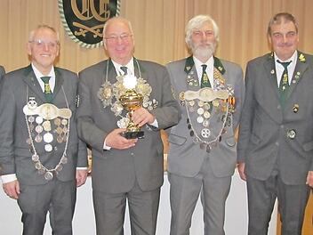 Rainer Reißenweber hat bei der Schützengesellschaft Coburg nicht nur den Titel des Schützenkönigs errungen, sondern erstmals auch den Königspokal gewonnen. Im Bild (von links) Oberschützenmeister Hans-Herbert Hartan, Erster Ritter Siegfried Kröckel, Rainer Reißenweber, Zweiter Ritter Arpad von Schalscha-Ehrenfeld, Erster Schützenmeister Stefan Stahl und Gauschützenmeister Klaus Jentsch  Foto: Martin Koch