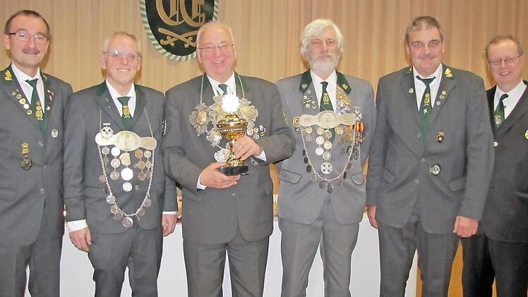 Rainer Reißenweber hat bei der Schützengesellschaft Coburg nicht nur den Titel des Schützenkönigs errungen, sondern erstmals auch den Königspokal gewonnen. Im Bild (von links) Oberschützenmeister Hans-Herbert Hartan, Erster Ritter Siegfried Kröckel, Rainer Reißenweber, Zweiter Ritter Arpad von Schalscha-Ehrenfeld, Erster Schützenmeister Stefan Stahl und Gauschützenmeister Klaus Jentsch  Foto: Martin Koch