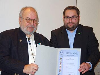Georg Weippert (links) erhält von  Markus Stockmann die Ehrennadel.  Klaus Werner