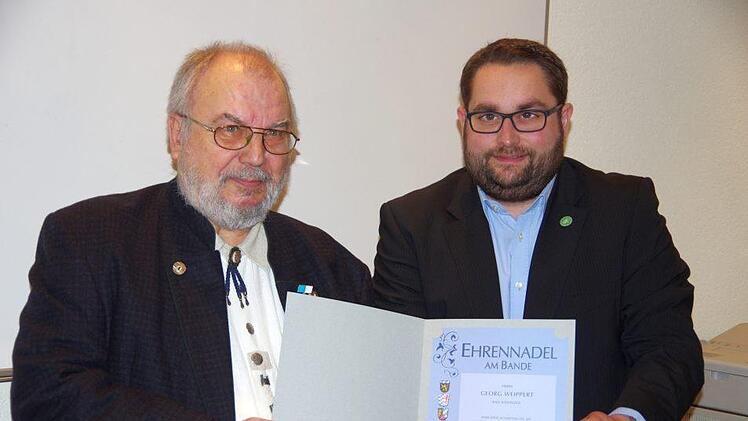 Georg Weippert (links) erhält von  Markus Stockmann die Ehrennadel.  Klaus Werner