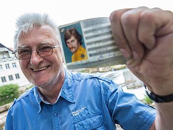Karlheinz Schäck mit seinem offiziellen DJ-Ausweis der Deutschen  Disc-Jockey-Organisation aus den 70er-Jahren. Foto: Marian Hamacher