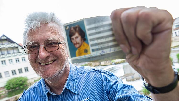 Karlheinz Schäck mit seinem offiziellen DJ-Ausweis der Deutschen  Disc-Jockey-Organisation aus den 70er-Jahren. Foto: Marian Hamacher